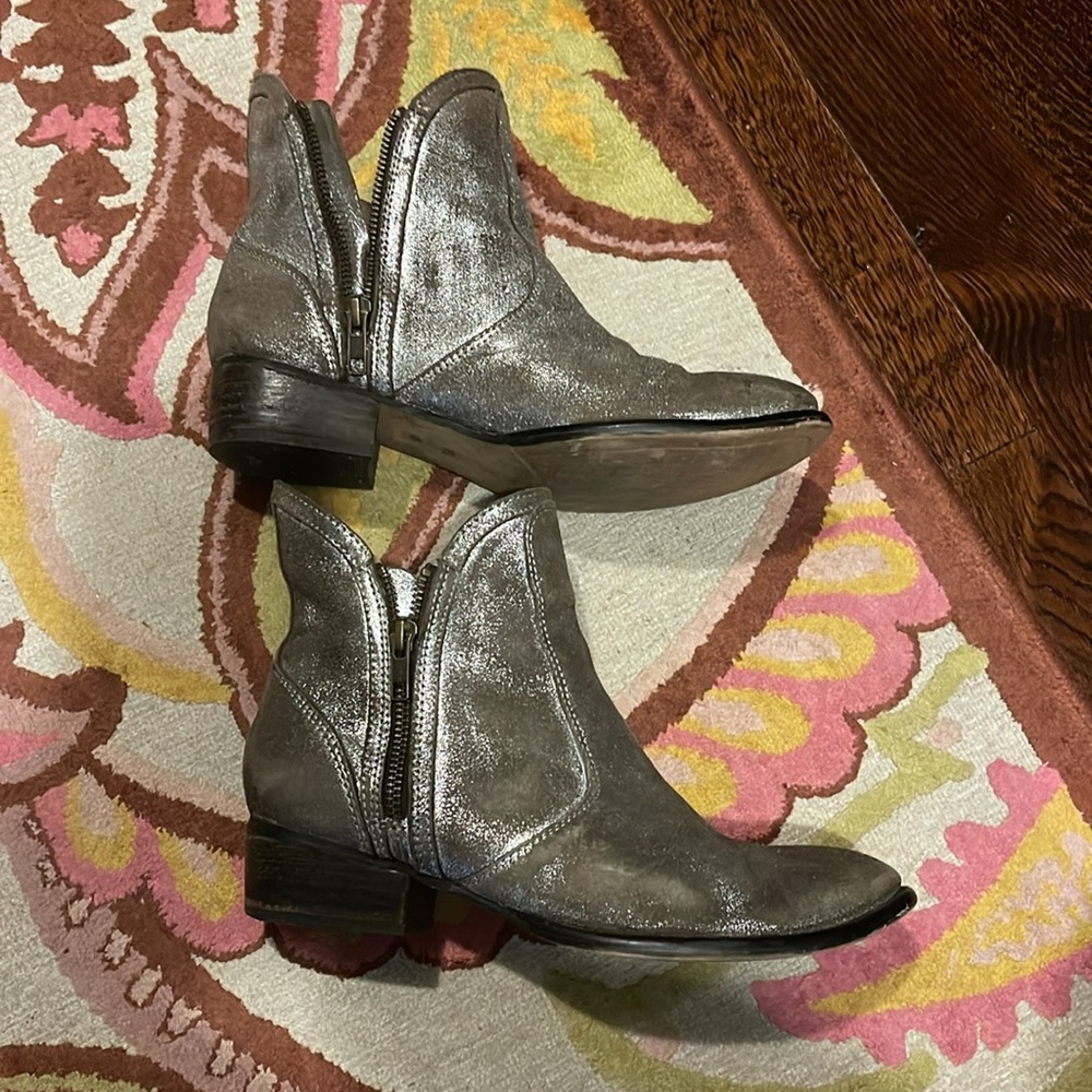 Seychelles 7.5 soft silver boots